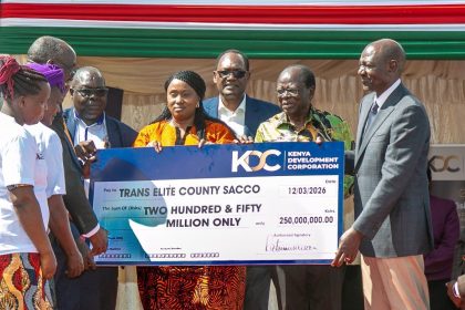 President William Ruto handing over the KSh 250 million cheque from the Kenya Development Corporation (KDC) to Trans Elite County SACCO in Kapsabet, Nandi County.