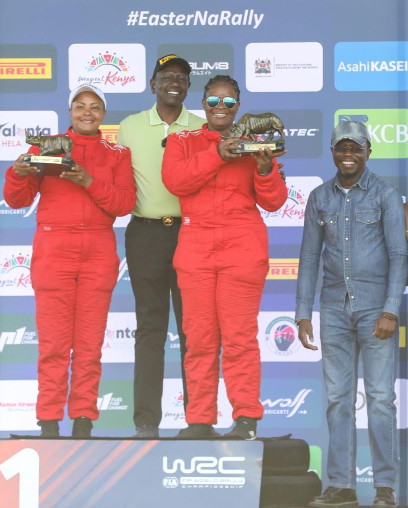 President William Ruto (centre), Pauline Sheghu (left), Linet Ayuko (second right) and former Sports CS Ababu Namwamba (right).
