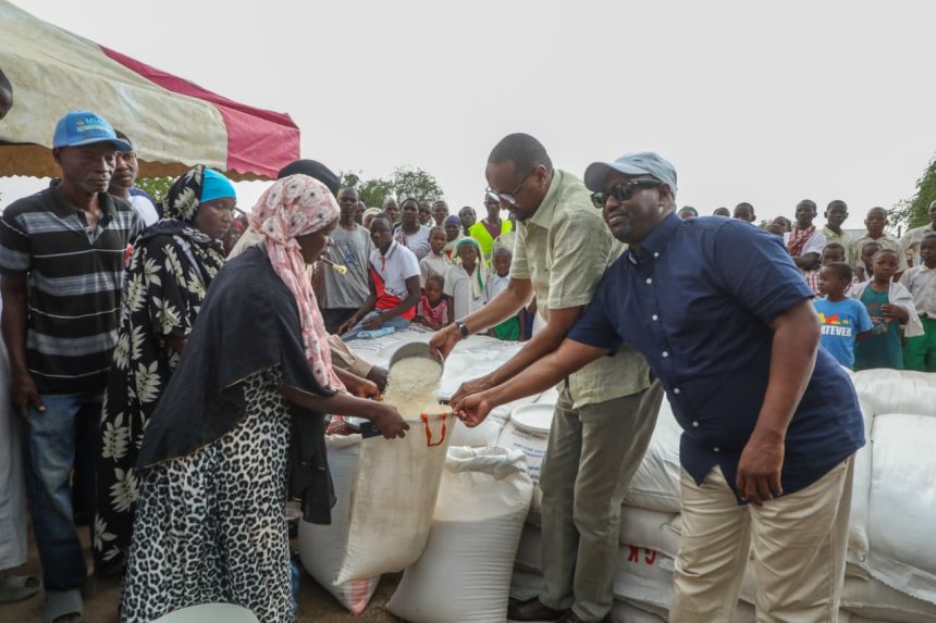 PS Special programmes Ismail Maalim distributes relief in Garsen Constituency, Tana River County. He is accompanied by area MP Ali Wario.